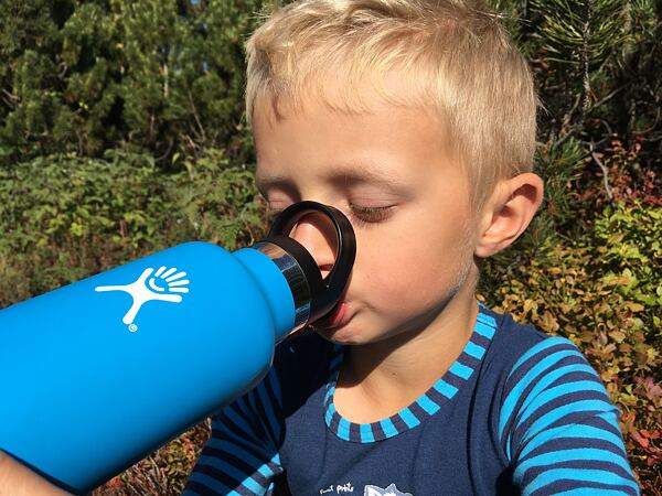 Hydro Flask láhev skvěle udrží chladný nápoj i v létě