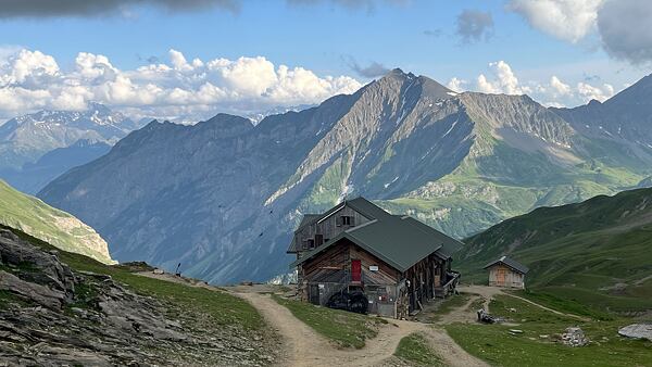 Chata Refuge de la Croix du Bonhomme nás přivítala po prvním dni treku